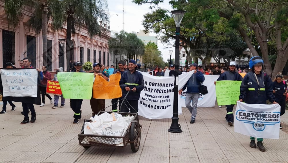 Los recicladores urbanos, nucleados en el Movimiento de Trabajadores Excluidos (MTE), en primera instancia se convocaron frente a la Casa de Gobierno para luego movilizarse hasta la Municipalidad.